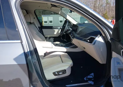 2025 BMW X7 xDrive40I z USA, uszkodzony, nr VIN 5UX23EM05S9000872